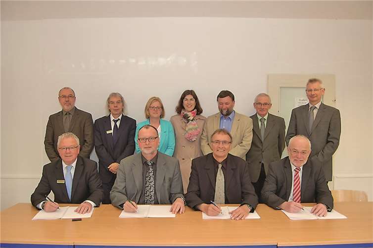 Die Sozial- und Jugendbehörden im Kreis Neuwied rücken näher zusammen. Neuwieds Oberbürgermeister Nikolaus Roth, Landrat Rainer Kaul, der Chef der Arbeitsagentur Neuwied, Karl-Ernst Starfeld und Jobcenterleiter Alois Müller (vordere Reihe v.r.n.l.) unterzeichneten hierzu im Rahmen der Trägerversammlung des Jobcenter Neuwied eine Kooperationsvereinbarung zur Abstimmung von Leistungsangeboten für junge Menschen und Familien. privat