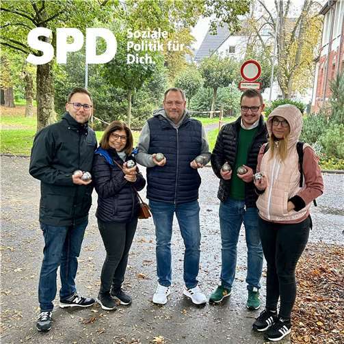 Die Sozialdemokaten (v.l.n.r.) Kai Dommershauen, Zeynep Begen, Jens Peuser, Dominik Pretz und Alexandra Splettstößer nahmen sich gerne dem Boule-Wettkampf an.  Foto: privat