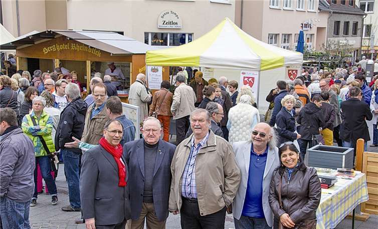 Die Sozialdemokraten bei ihrem Rundgang über den Bauern- und Gartenmarkt. privat