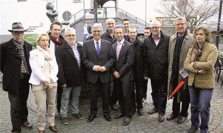 Die Sozialdemokraten mit Roger Lewentz vor der Burg Linz. DL