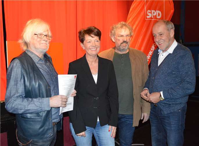 Die Sozialdemokraten sind guter Dinge (von links): SPD-Stadtverbandsvorsitzender Rolf Plewa, Bürgermeisterkandidatin Sabine Junge, der Remagener SPD-Ortsvereinsvorsitzende Christian Radtke und der Oberwinterer SPD-Ortsvereinsvorsitzende Oberwinter Winne Glaser.AB
