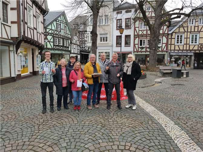 Die Sozialdemokratinnen und Sozialdemokraten aus der Verbandsgemeinde Linz verteilten am Linzer Buttermarkt Ostereier an die Bürgerinnen und Bürger.  Foto: Florian Augst