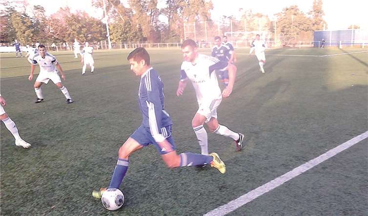 Die SpVgg Burgbrohl lieferte beim TSV Schott Mainz ein Spiel auf Augenhöhe. Im Vordergrund wird der Mainzer Mittelfeldregisseur, Ex-Bundesligaprofi Markus Kreuz, bedrängt.privat
