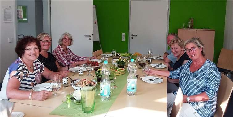 Die Spanisch-Klasse genoss in gemütlicher Atmosphäre das kulinarische Menü. privat