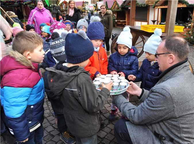 Die Sparda-Bank hat den Kindern im Weihnachtsdorf einen schönen Vormittag spendiert.Stadt Andernach/Maurer