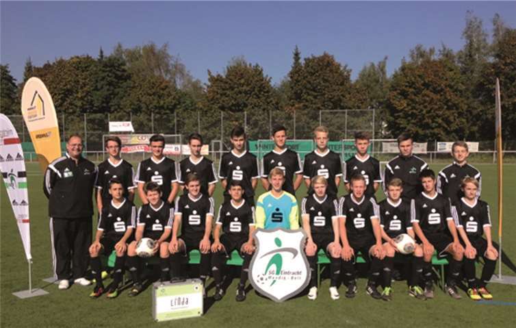 Die Sparkasse Mendig spendierte den U-17-Junioren einen neuen Trikotsatz.privat