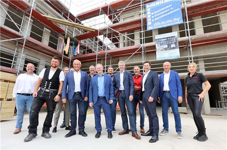 Die Sparkasse Neuwied feierte mit den Baubeteiligten und einigen Gästen ein traditionelles Richtfest.  Foto: Jörg Niebergall