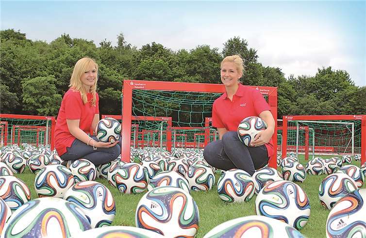 Die Sparkasse Neuwied ist im Fußballfieber und verlost Bälle und Tore unter Jugendsportvereinen.privat