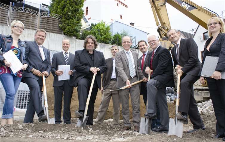 Die Sparkasse investiert in ihre Geschäftsstellen. Hier der Spatenstich zum Neubau der Geschäftsstelle Weißenthurm, die im Sommer 2013 eröffnet.
