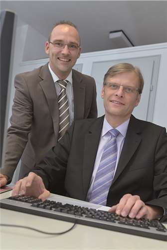 Die Sparkassen-Experten Marco Göbel (li.) und Wolfgang Schütz konnten viele Fragen beantworten. privat