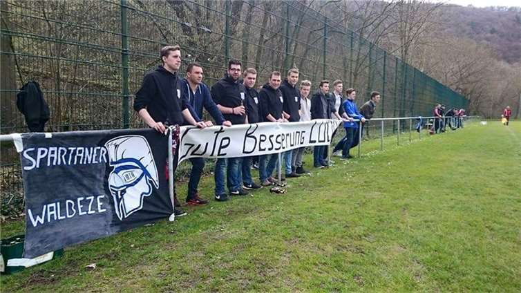 Die „Spartaner Walbeze“ sind die hart gesottenen Fans am Spielfeldrand.  Foto:privat