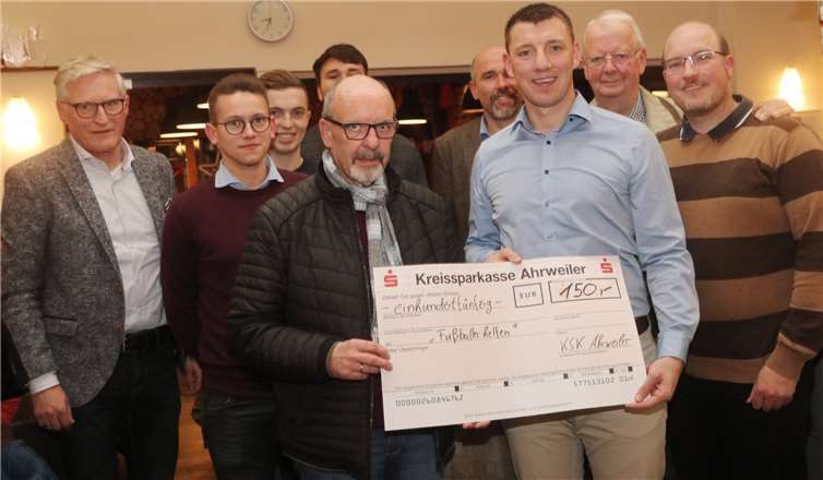 Die Sparte Fußball in der Sportgemeinschaft der Kreissparkasse Ahrweiler spendete ihre Siegprämie von 150 Euro, die sie beim Behördenturnier gewonnen hatte.Foto: Hans-Josef Schneider (k-hjsföv)