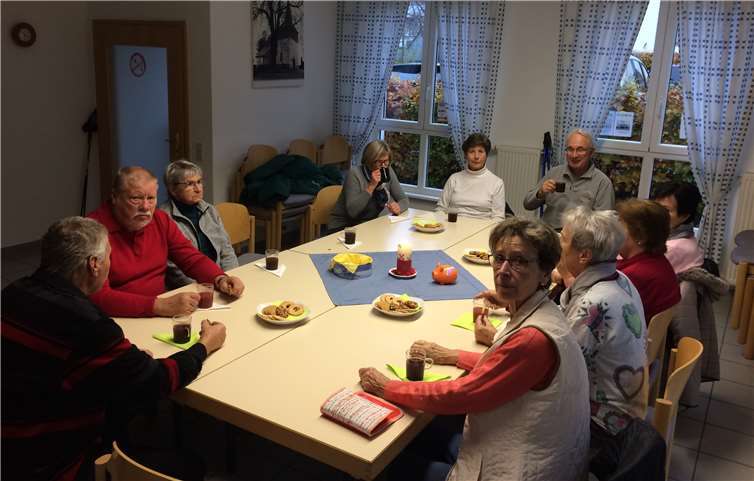 Die Spazierganggruppe in der Gemütlichkeit nach „getaner Arbeit“. Der Jahreszeit angepasst ein Prost mit Glühwein und alkoholfreiem Punsch. Foto: privat