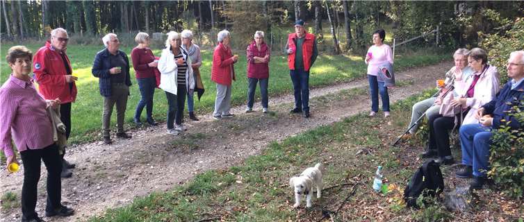 Die Spaziergangsgruppe Oedingen bei der Rast. Ein Schluck Wasser und Leckereien mit dabei. Foto: privat