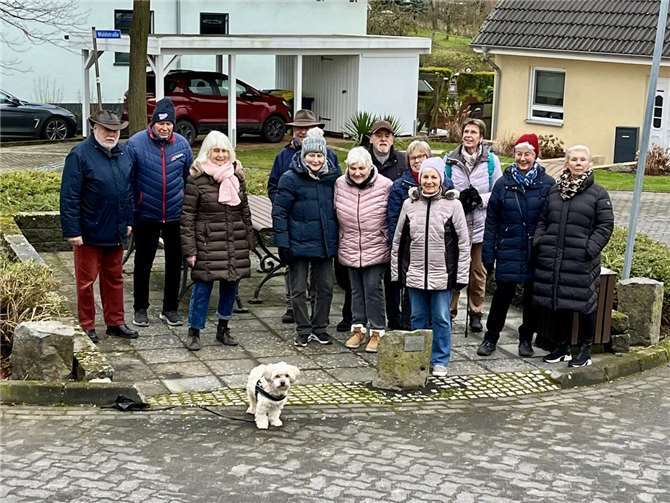 Die Spaziergangsgruppe an der Sitzgruppe am Feuerwehrgerätehaus. Mit dabei Hund „Mailo“, wie immer! Foto: Olaf Wulf