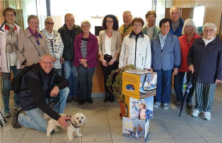 Die Spaziergangsgruppe bedankt sich gemeinsam vor der Wanderung bei Frau Carmen Kunkel, Leiterin der Oedinger Filiale, Raiffeisenbank.