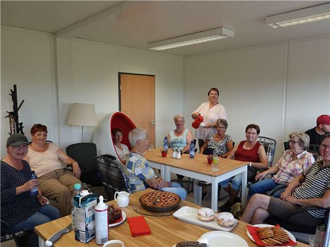 Die Spaziergangsgruppe bei der Einkehr im Café Auszeit.  Foto: Weber