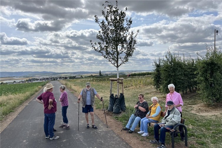 Die Spaziergangsgruppe bei der Rast, an der neu angelegten Ruhe-Oase in der Grafschaft Birresdorf.