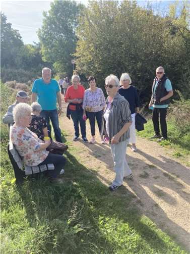 Die Spaziergangsgruppe genoss den schönen Tag, wie hier bei einer kleinen Erfrischung am Brückensteg. Foto: privat