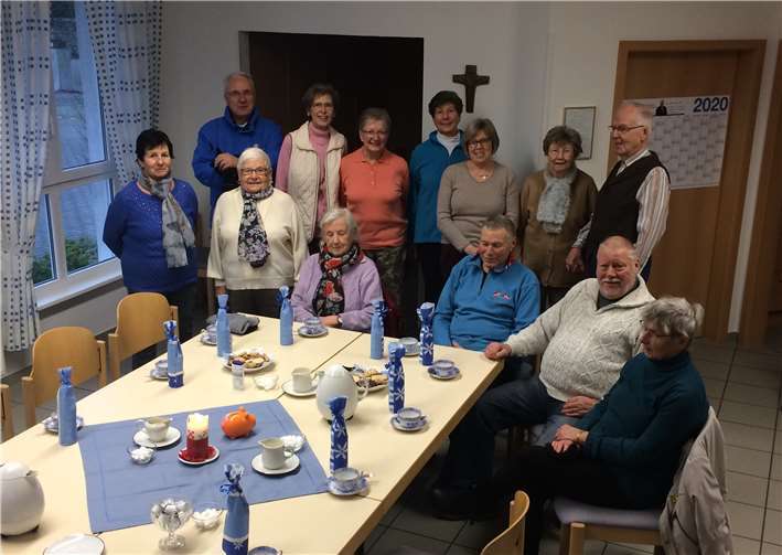 Die Spaziergangsgruppe im katholischen Pfarrheim vor dem gedeckten Tisch. Foto: privat