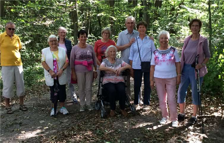 Die Spaziergangsgruppe kurz vor dem Einbiegen vom Waldweg am Kaolinwerk in den angrenzenden Trampelpfad. Diesen ging man äußerst vorsichtig hintereinander… Foto: privat