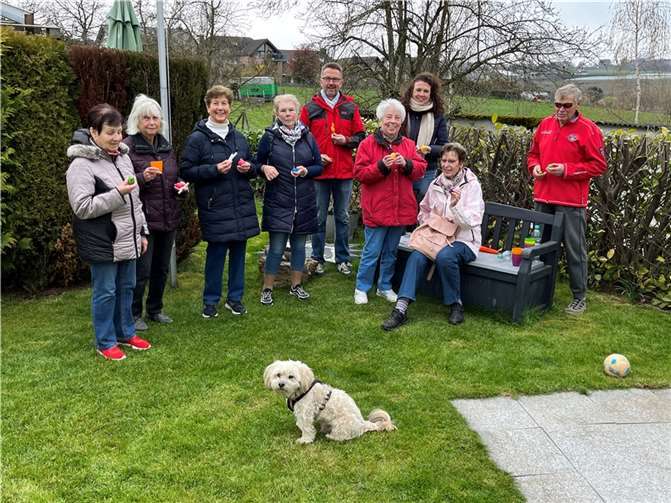 Die Spaziergangsgruppe mit Gästen am Gründonnerstag. In den Händen die Osterüberraschungen Schoko- und Ostereier sowie leckeres Kräutersalz.  Foto: Olaf Wulf