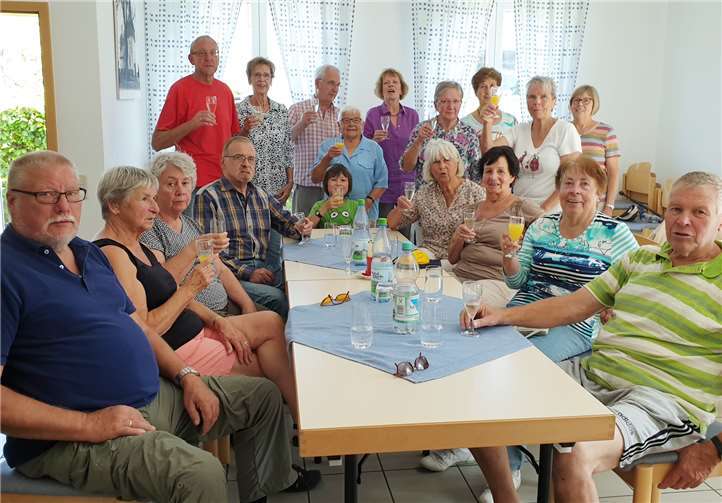 Die Spaziergangsgruppe „stößt“ gemeinsamn auf die Spende der Raiffeisenbank Filiale Oedingen an. Fotos: privat