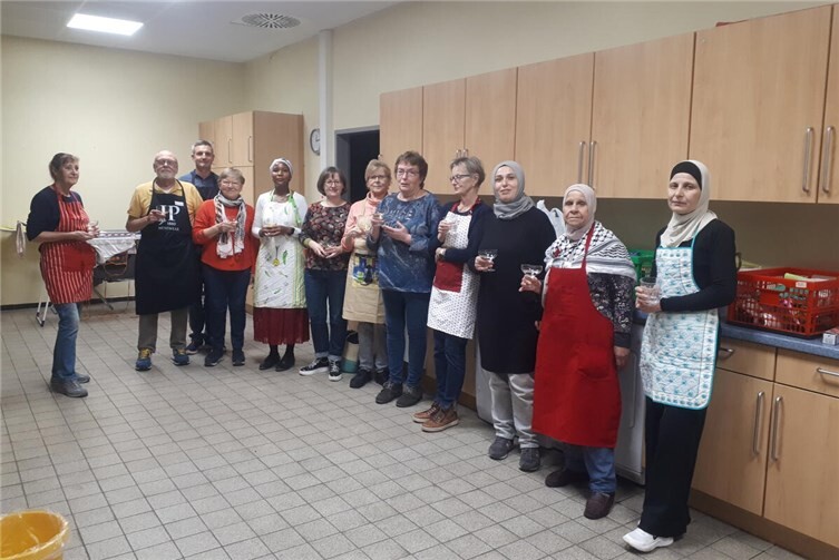 Die Speisen fanden großen Anklang bei den Teilnehmern. Nach dem gemeinsamen Essen hörten sie noch ein wenig über das Heimatland der beiden Köchinnen. Foto: Mechthild Probstfeld