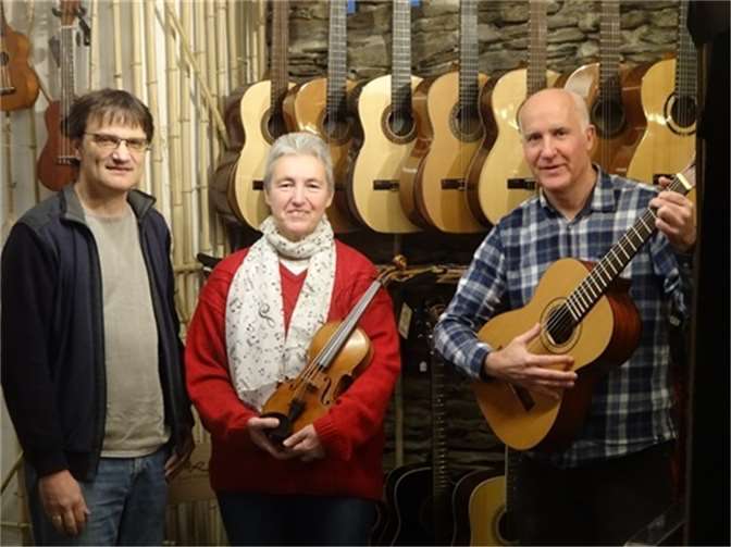 Die Spende der Jungen Philharmonie Neuwied wurde von Beate Menzel und Uli Neumann an den Musiklehrer Andreas Dietl vom Rhein-Gymnasium Sinzig übergeben. Foto: privat