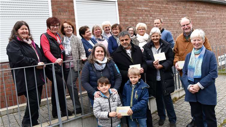 Die Spende der Strick- und Bastelgruppe der KFD St. Pius kommt verschiedenen Empfängern und Organisationen zugute. Foto: FIX