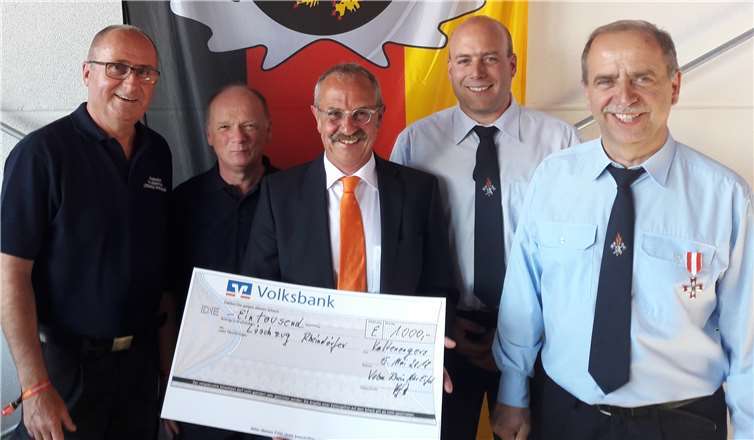 Die Spende der Volksbank übergab Hermann Josef Bretz, Leiter der Filiale Kaltenengers (Mitte), an Rolf Höfer, Rudolf Höfer, Michael Zimmer und Jakob Reif (v.l.) vom Löschzug Rheindörfer.privat