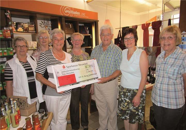 Die Spende der kfd Hammerstein wurde von Hans-Joachim Schmitz (3.v.r.) freudig entgegengenommen. privat