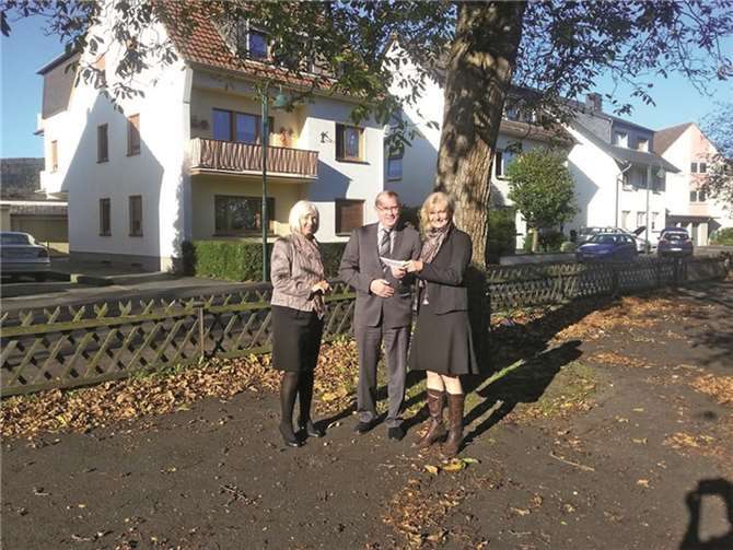 Die Spende, die der Centerleiter der KSK Ahrweiler, Herr Hans-Dieter Breuer überbrachte, wurde mit großer Freude von der Vorstands-Vorsitzenden, Frau Elisabeth Graff und der Geschäftsführerin des Vereins, Frau Petra Rademacher entgegen genommen.Privat