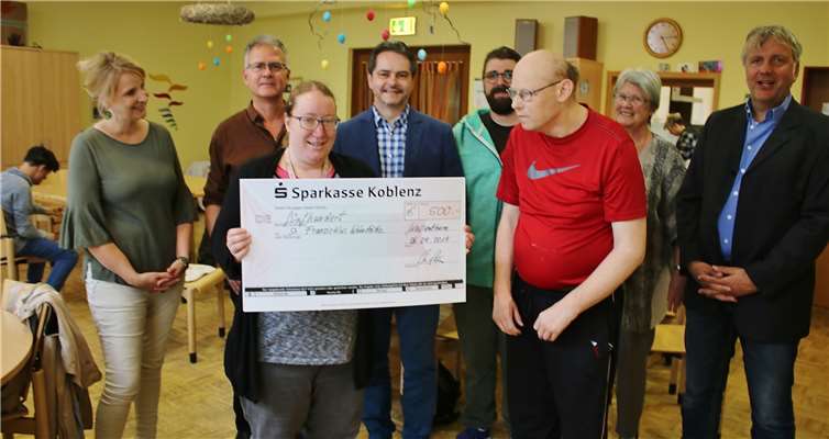 Die Spende dient zur Anschaffung eines neuen Fernsehers, der auch von den Bewohnern entsprechend selbst bedient werden kann.Foto: H.J. Wagner