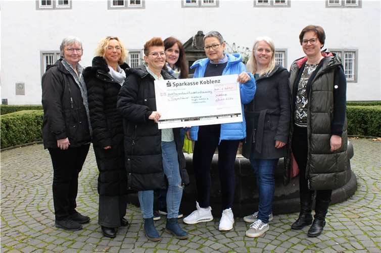 Die Spende in Höhe von 2.220 Euro wurde an den Förderverein des Frauenhauses Koblenz übergeben.  Foto: Stadtverwaltung/P. Golly