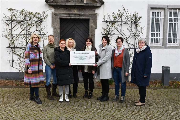 Die Spende in Höhe von 2.323 Euro wurde an den Förderverein des Frauenhauses Koblenz übergeben. Foto: Kreisverwaltung/Morcinek