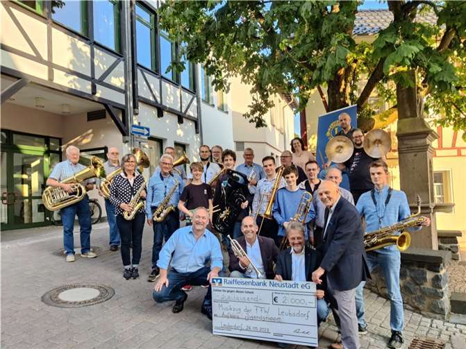 Die Spende von 2000 Euro dient dem Nachweis der erforderlichen Eigenmittel für die staatliche Förderung. Foto: B. Weber