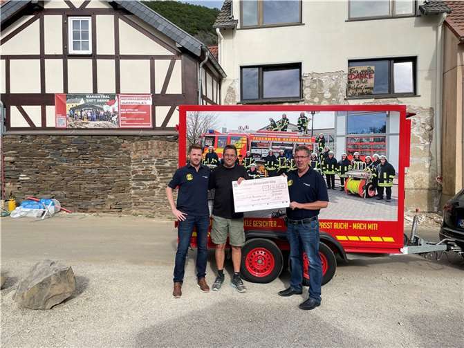 Die Spende wurde in Form eines Schecks vom Wehrführer Klaus Strüder und seinem Stellvertreter Sebastian Schmuck bei einem Besuch in Marienthal an den Vorsitzenden des Vereins „Hochwasserhilfe Marienthal e.V.“ überreicht.Foto: privat