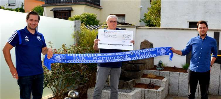 Die Spende wurde nun durch die beiden DJK-Offiziellen Holger Krämer und Andreas Samson an Rudolf Mürtz, von dem Verein Cura überreicht. Foto: privat