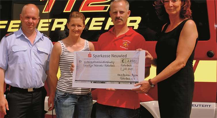 Die Spende wurde übergeben (v.l.): Arnd Kuhl, Daniela Schlich, Michael Führer und Andrea Ahrling.Eva Klein