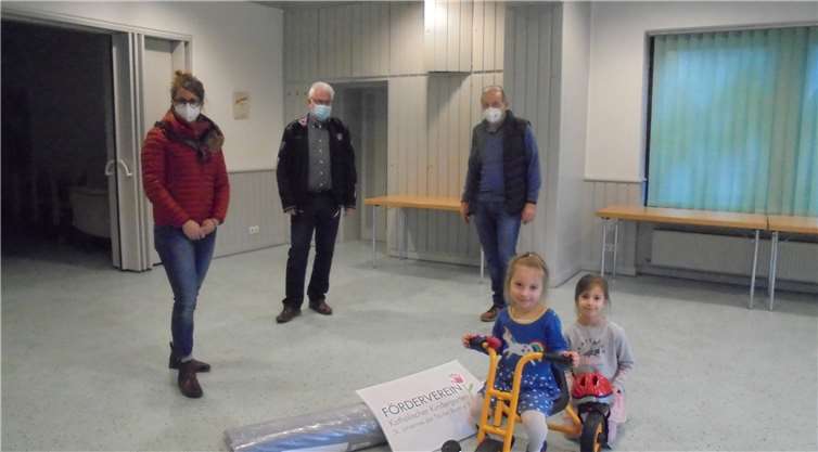 Die Spende wurde vom 1.Vors. Helmut Rosenbaum und dem Geschäftsführer Dieter Reuter an die Leiterin des Kindergarten Andrea Prinz und die Vertreterin des Fördervereins Janina Porz übergeben.