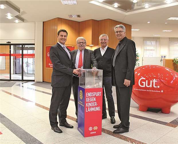 Die Spenden- und Informationsbox wird in den Räumen der Sparkasse, Filiale „Schloßstraße” in Koblenz aufgestellt: Stefan Musil, Vize-Präsident des Rotary-Club Deutsches-Eck (1.v.r.) und Matthias Nester, Vorstand der Sparkasse Koblenz (1.v.l.).