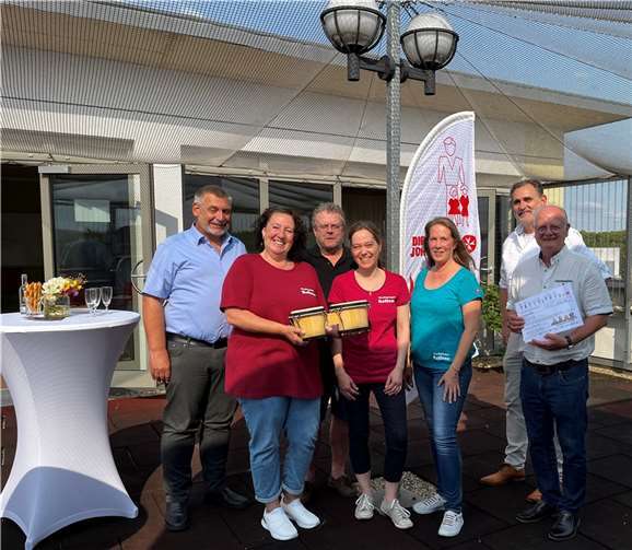 Die Spenden wurden an den Johanniter Förderverein übergeben. Beteiligt waren Herr Becker, die Musikgruppe Reflexe, Herr Wenig und Herr Schäfer (v. l.).Foto: Privat
