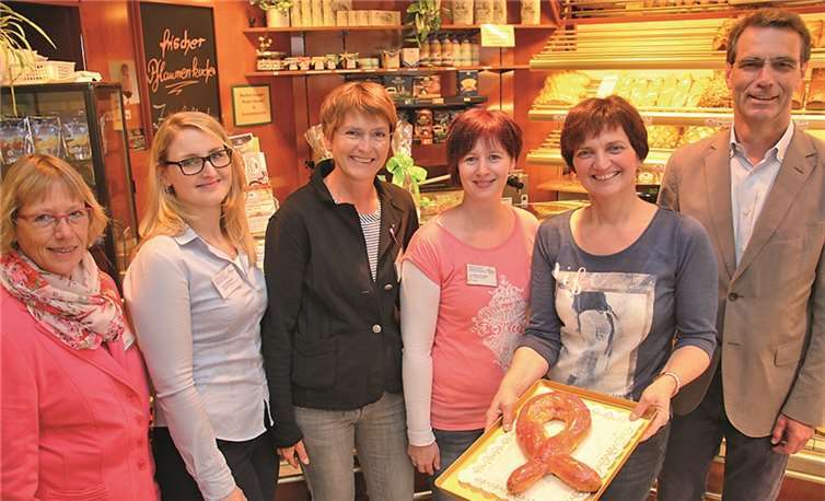 Die Spendenaktion „Rosa Hefeschleife“ startet die Bäckerei Schmitz am 1. Oktober. Die Einnahmen der Schleifen gehen zugunsten des Brustzentrums des Marienhaus Klinikums im Kreis Ahrweiler. Über das Engagement des Bäckermeisters Jürgen Schmitz und seiner Frau Petra (2.v.r.) freuen sich ganz besonders Chefarzt Dr. Josef Spanier (rechts) und sein Team. Foto: Cornelia Bachem