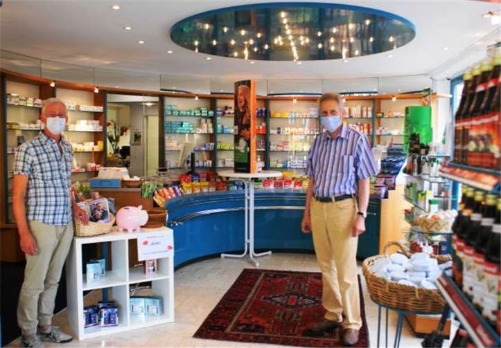 Die Spendenaktion der Marien Apotheke in Waldbreitbach zu Gunsten herzkranker Kinder feierte mit der Übergabe des Sparschweins an Marino Engels vom Bundesverband Herzkranke Kinder e.V. seine Halbzeit.Foto: privat