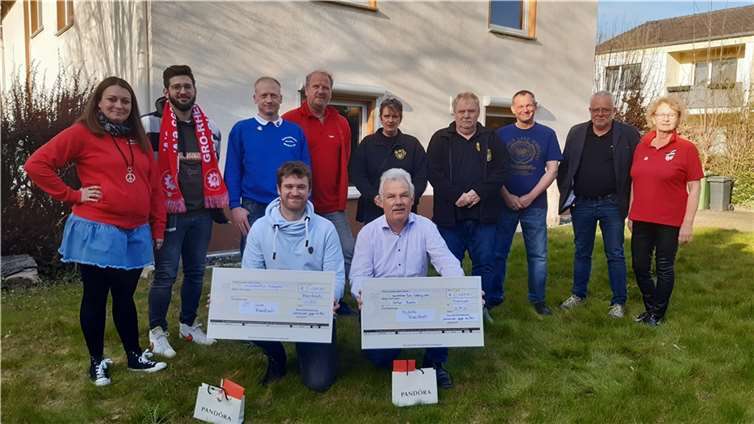 Die Spendenempfänger freuten sich über die großzügigen Spenden der Karnevalsvereine.  Foto: EICH