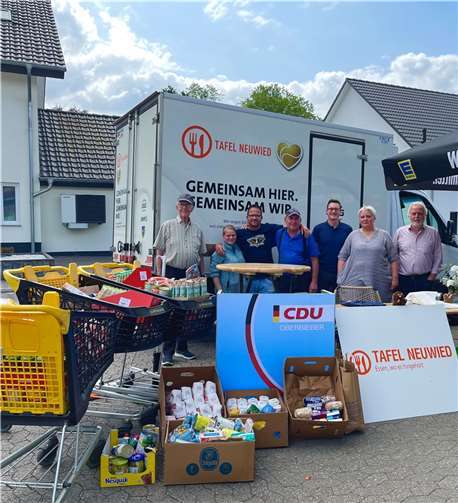 Die Spendensammler der CDU Oberbieber und die Ehrenamtlichen der Tafel waren erfreut über die erfolgreiche Aktion.  Foto: CDU Oberbieber