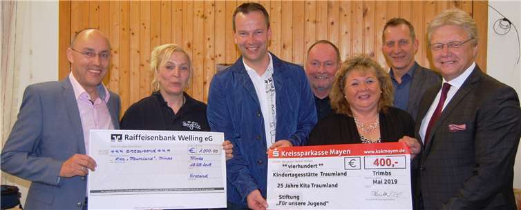 Die Spendenschecks aus Politik und Wirtschaft durften nicht fehlen.