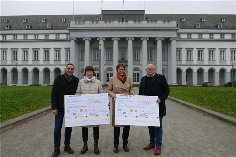 Die Spendenschecks übergaben nun Dr. Achim Tieftrunk von der Singschule (l.) und Dr. Hans-Achim Daschmann, Präsident des Rotary Clubs (r.), an den Koblenzer Hospizverein, vertreten durch die Geschäftsführerin Ina Rohlandt (l.), und das Haus Eulenhorst, vertreten durch die Caritasdirektorin Martina Best-Liesenfeld. Foto: privat