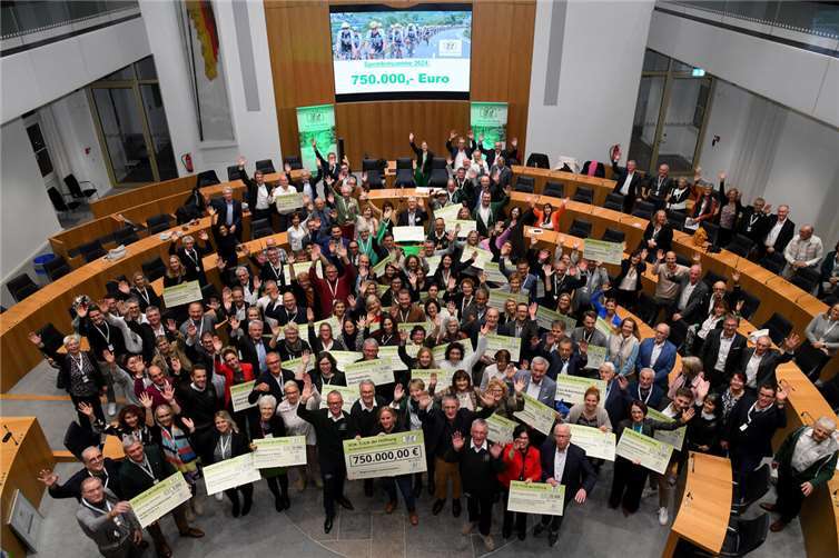 Die Spendensumme von 750.000,00 Euro wurde Ende November im rheinland-pfälzischen Landtag an Kliniken, Initiativen und Projekte übergeben, die sich um krebskranke und hilfsbedürftige Kinder kümmern.  Foto:Landtag RLP/Kristina Schäfer